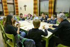 Symbolische Mantelteilung mit den Kommunionkindern (Foto: Karl-Franz Thiede)